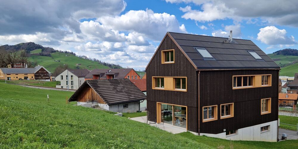 147 % PEB-EFH Gantenbein in Appenzell AI: Das Haus liegt in der Ortsbildschutzzone, weshalb eine sehr gute Integration der PV-Anlage oberste Priorität hatte. Die einseitig perfekt integrierte Dachanlage gewinnt 11'200 kWh/a CO2-freien Solarstrom. (Fotos: Schweizer Solarpreis 2023)